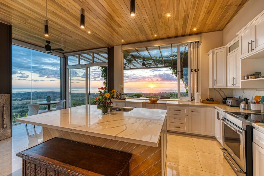 LUXURY 6 BEDROOM HOME WITH AMAZING OCEAN VIEW, photo 9