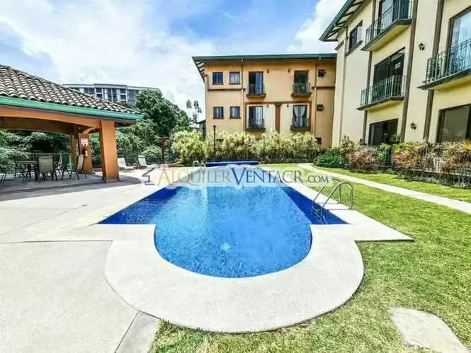 En alquiler o venta– Lindo apartamento en primer nivel en San Rafael de Escazú, con ubicación estratégica y fácil acceso a Ruta 27.