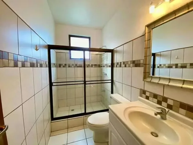 En alquiler o venta– Lindo apartamento en primer nivel en San Rafael de Escazú, con ubicación estratégica y fácil acceso a Ruta 27., photo 6