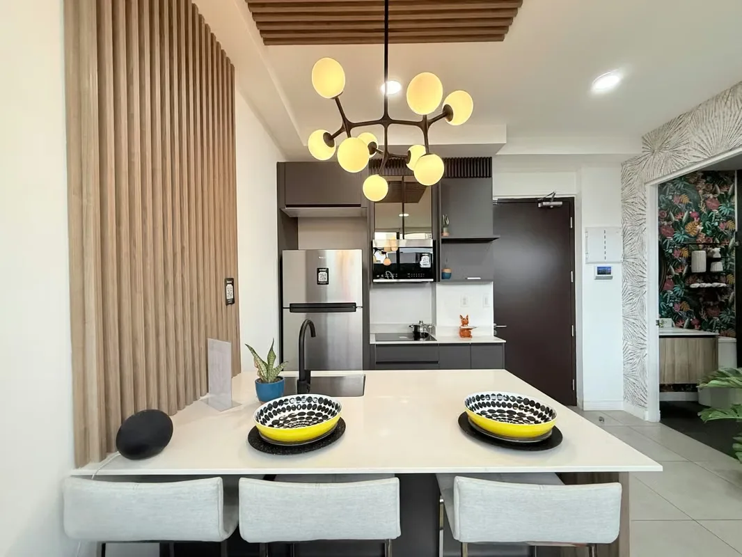 Un espacio práctico con distribución abierta que integra cocina, sala y área de descanso. Una opción para ...