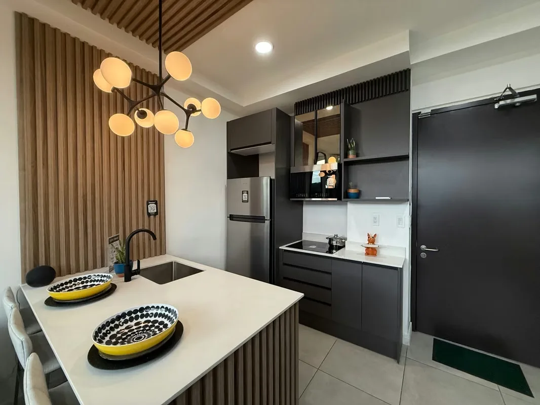 Un espacio práctico con distribución abierta que integra cocina, sala y área de descanso. Una opción para ..., photo 2