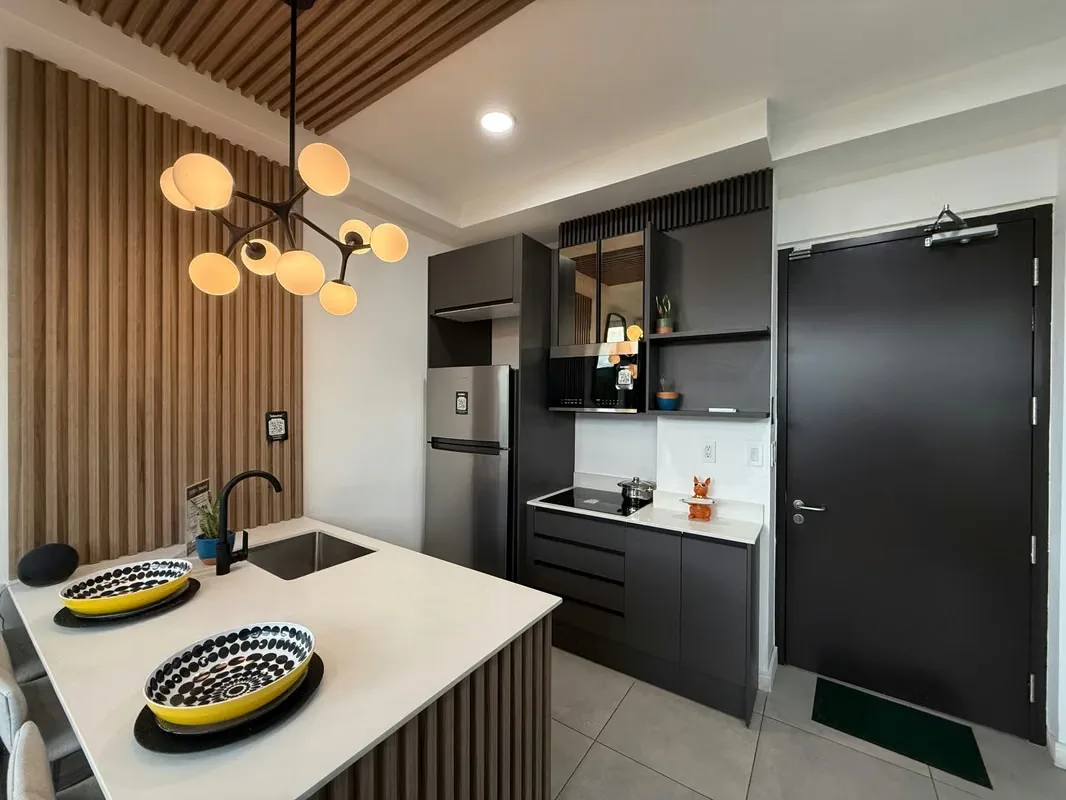 Un espacio práctico con distribución abierta que integra cocina, sala y área de descanso. Una opción para ..., photo 3