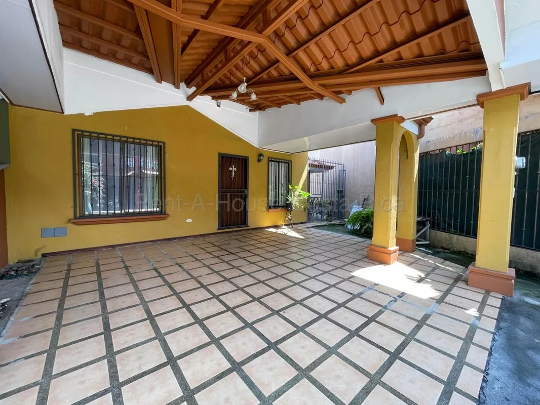 Sala, comedor integrado, Cocina, 3 Habitaciones, 2 banos completos, terraza, cuarto de pilas ...