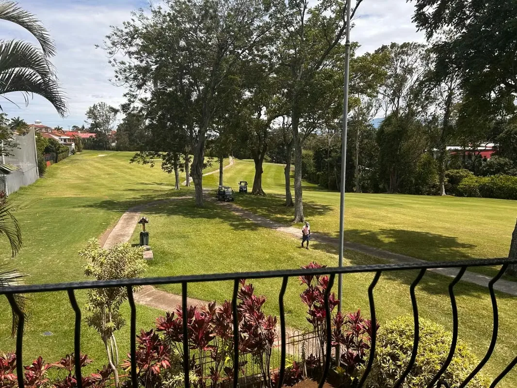 Casa de dos plantas y amplios espacios ubicada frente al campo de golf
