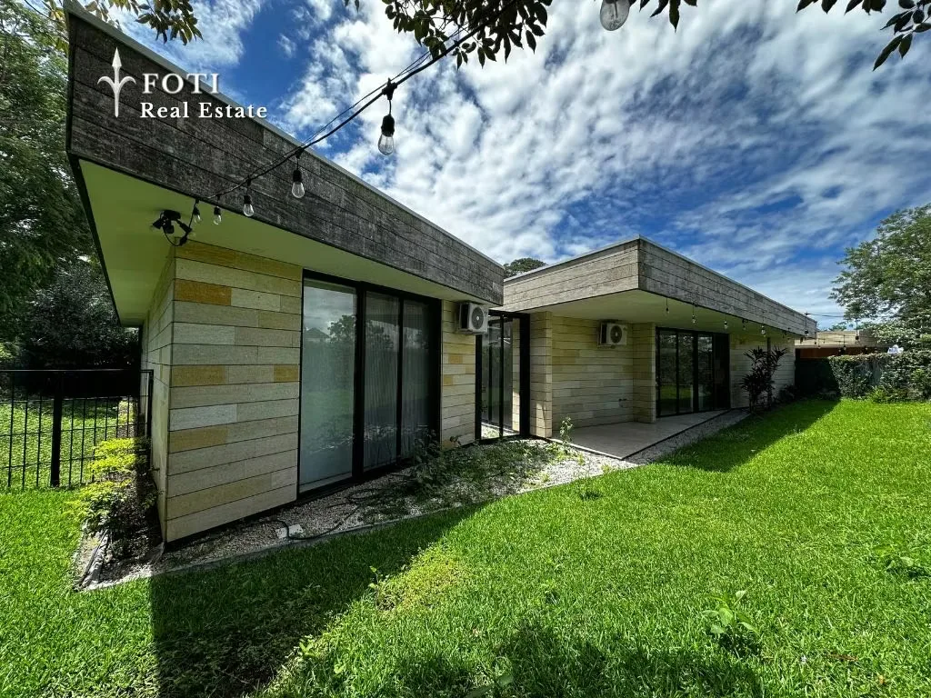 En esta casa tenés el jardín adentro y afuera; es una propiedad muy especial en donde la naturaleza por dentro se ve como si fuera una galería formando parte de la arquitectura ...