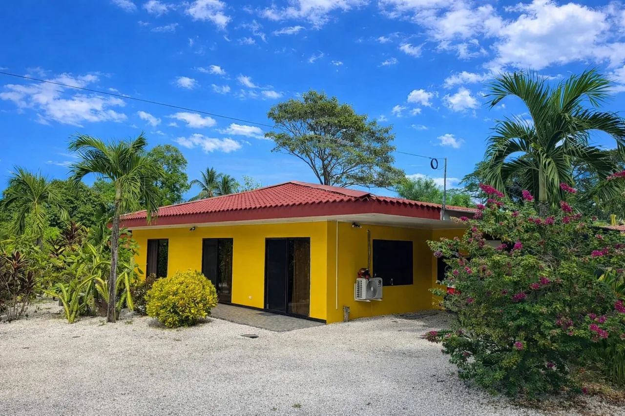 Casa Amarilla -Beautiful Concrete Home for Sale in Cabo Blanco de Lepanto, photo 2
