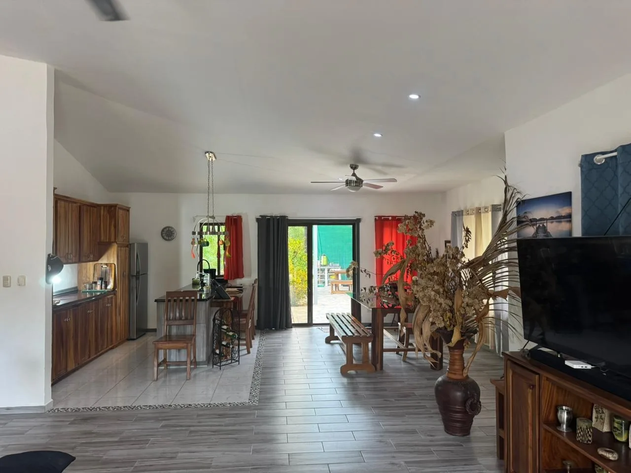 Casa Amarilla -Beautiful Concrete Home for Sale in Cabo Blanco de Lepanto, photo 4