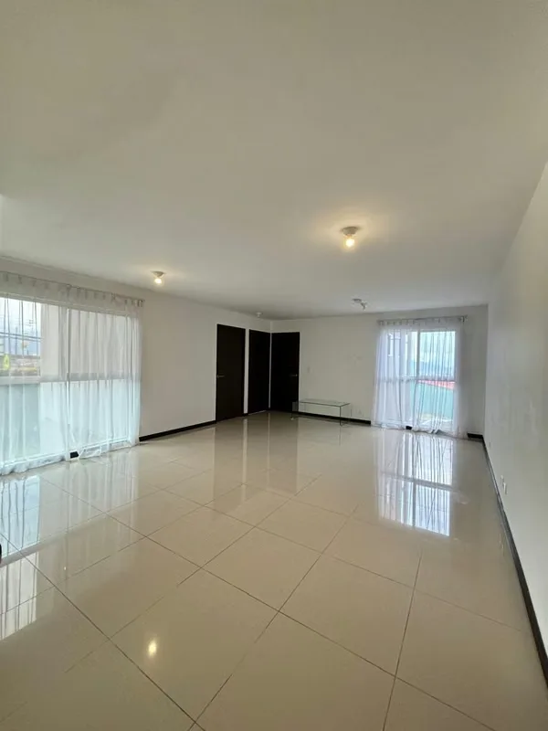 Apartamento en alquiler de 72 m² habitables, con 2 parqueos incluidos, ideal para quienes buscan comodidad, funcionalidad y espacios para disfrutar dentro y fuera de ...