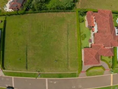 Dos terrenos premium de 980 m² en Condominio Las Vueltas | Hacienda Los Reyes