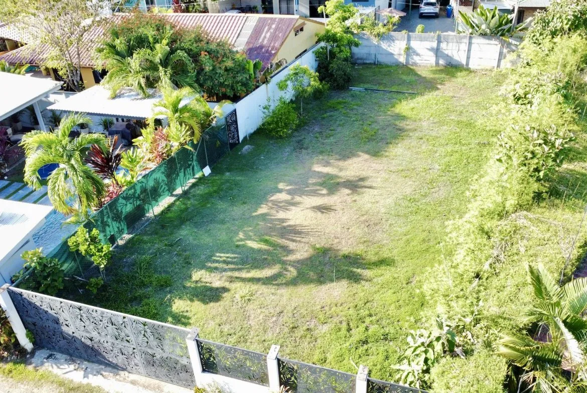 BUILDING PROPERTY IN THE MIDDLE OF THE TOWN, IN BAHIA BALLENA – 0.10 ACRES, photo 2