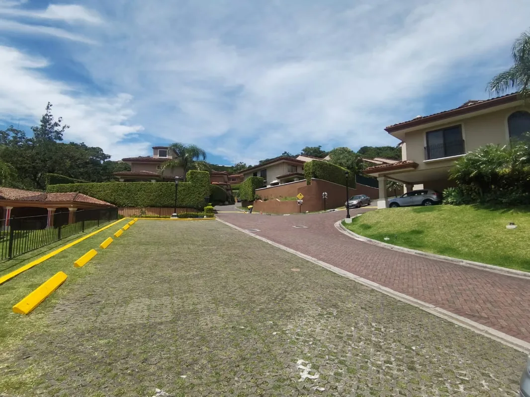Alquilo hermosa y amplia casa con Linea Blanca (o amueblada) en Guachipelín Norte, en exclusivo condominio con ambiente familiar, estilo mediterráneo con acabados de primera e ...