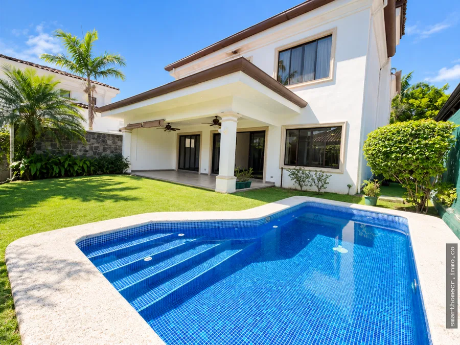 Located in the exclusive residential Valle del Sol, this beautiful two-level house offers spacious and comfortable spaces, ideal to enjoy in family.