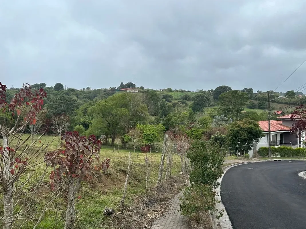 Excelente oportunidad de inversión en San Rafael de Coronado. Venta de terreno esquinero de 3.391 m², completamente libre de edificaciones previas y listo para construir casa de ...
