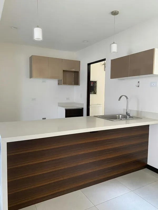 First floor, 2 rooms and everything you need to live comfortable in one of the most sought after areas of Santa Ana.