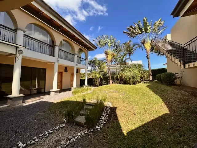 Área de construcción: 550 m² – Área de terreno: 687 m² – Año de construcción: 2010, photo 4