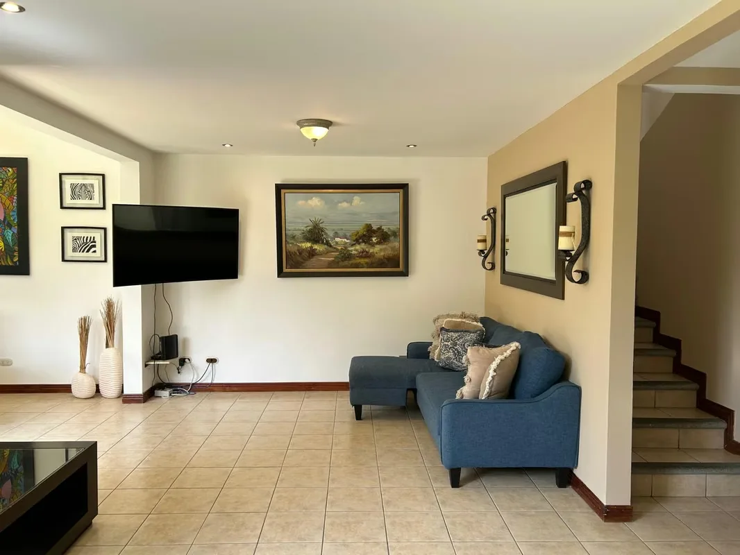 Casa en Alquiler – Pozos de Santa Ana