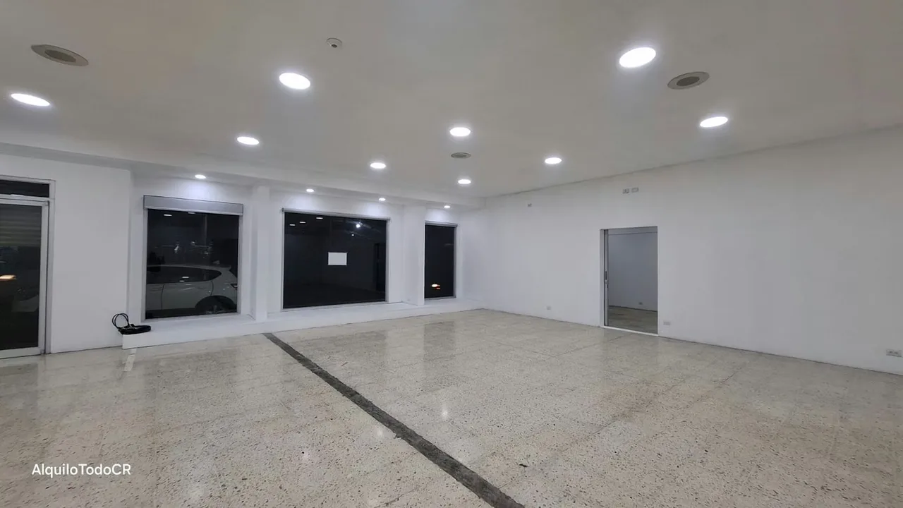 Descubre el espacio perfecto para hacer brillar tu marca. Con 240 metros cuadrados diseñados con paneles de cristal de piso a techo, este local ofrece una visibilidad inigualable en el ...
