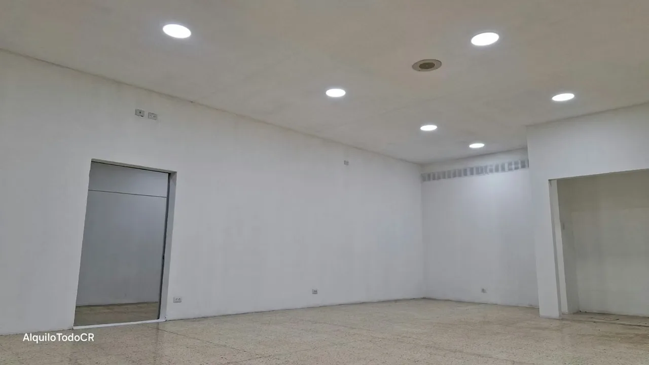 Descubre el espacio perfecto para hacer brillar tu marca. Con 240 metros cuadrados diseñados con paneles de cristal de piso a techo, este local ofrece una visibilidad inigualable en el ..., photo 11
