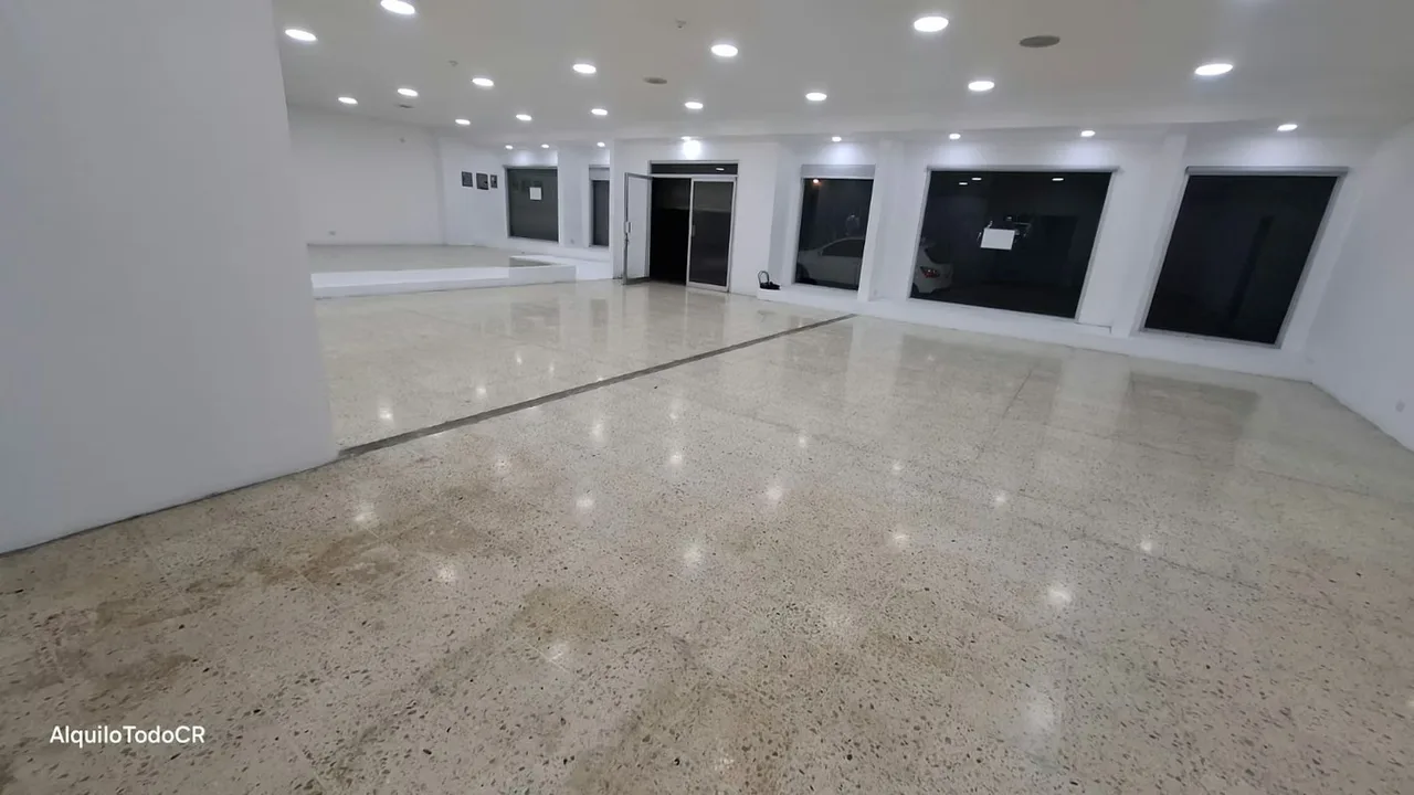Descubre el espacio perfecto para hacer brillar tu marca. Con 240 metros cuadrados diseñados con paneles de cristal de piso a techo, este local ofrece una visibilidad inigualable en el ..., photo 13