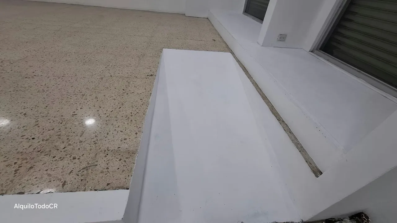 Descubre el espacio perfecto para hacer brillar tu marca. Con 240 metros cuadrados diseñados con paneles de cristal de piso a techo, este local ofrece una visibilidad inigualable en el ..., photo 14