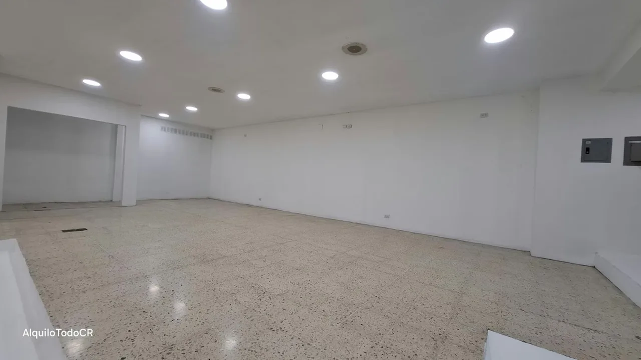 Descubre el espacio perfecto para hacer brillar tu marca. Con 240 metros cuadrados diseñados con paneles de cristal de piso a techo, este local ofrece una visibilidad inigualable en el ..., photo 15