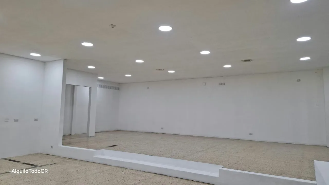 Descubre el espacio perfecto para hacer brillar tu marca. Con 240 metros cuadrados diseñados con paneles de cristal de piso a techo, este local ofrece una visibilidad inigualable en el ..., photo 3