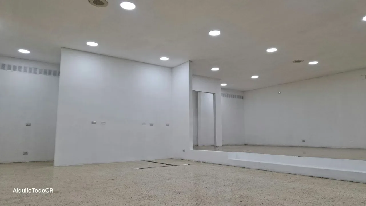 Descubre el espacio perfecto para hacer brillar tu marca. Con 240 metros cuadrados diseñados con paneles de cristal de piso a techo, este local ofrece una visibilidad inigualable en el ..., photo 4