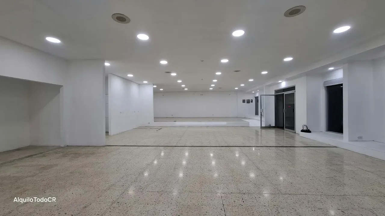 Descubre el espacio perfecto para hacer brillar tu marca. Con 240 metros cuadrados diseñados con paneles de cristal de piso a techo, este local ofrece una visibilidad inigualable en el ..., photo 6