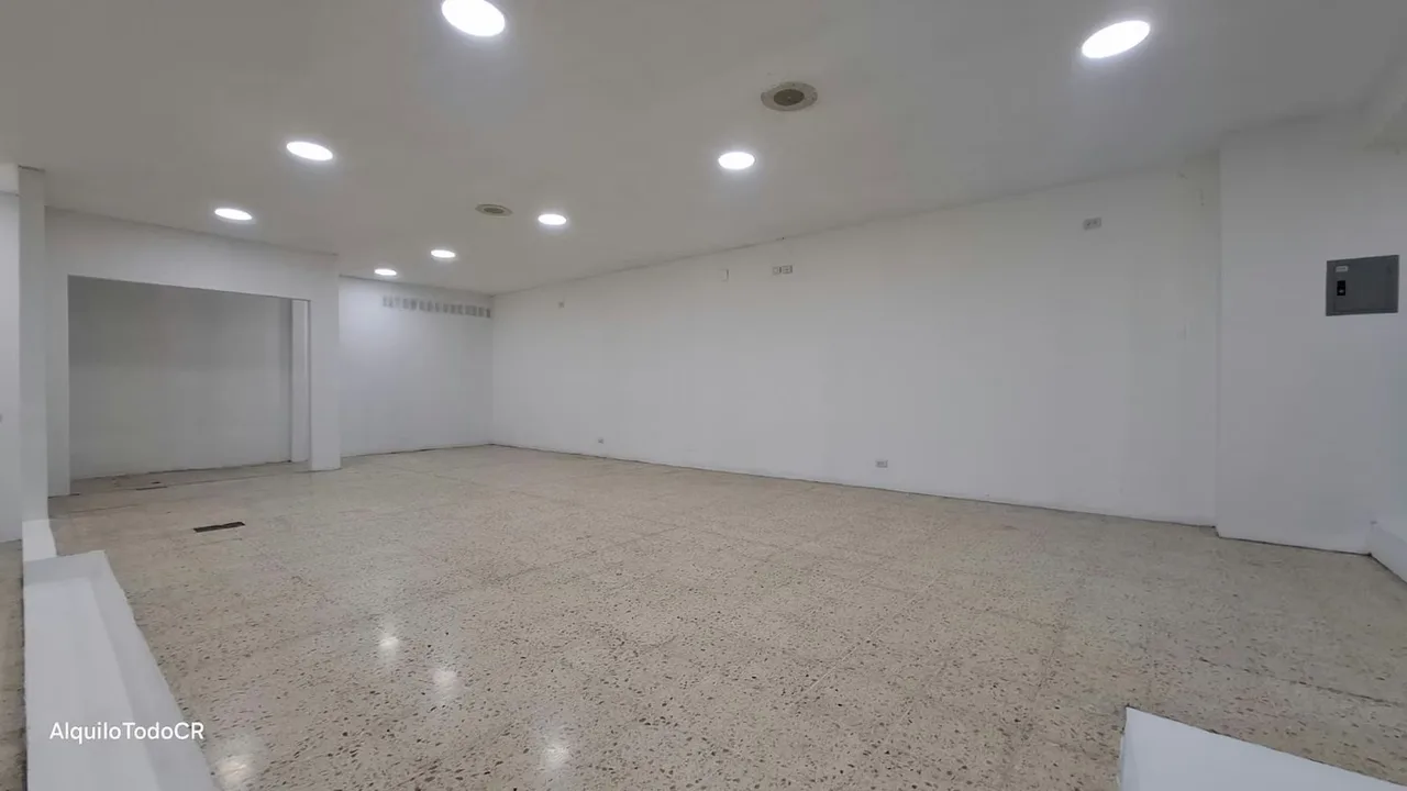 Descubre el espacio perfecto para hacer brillar tu marca. Con 240 metros cuadrados diseñados con paneles de cristal de piso a techo, este local ofrece una visibilidad inigualable en el ..., photo 7