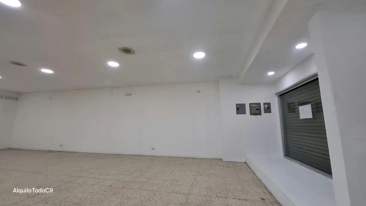 Descubre el espacio perfecto para hacer brillar tu marca. Con 240 metros cuadrados diseñados con paneles de cristal de piso a techo, este local ofrece una visibilidad inigualable en el ..., photo 8