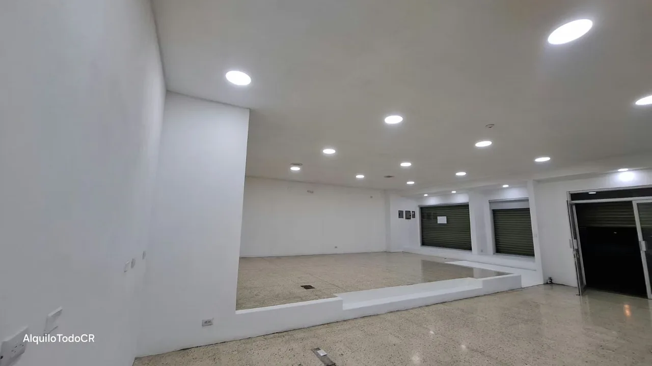 Descubre el espacio perfecto para hacer brillar tu marca. Con 240 metros cuadrados diseñados con paneles de cristal de piso a techo, este local ofrece una visibilidad inigualable en el ..., photo 9