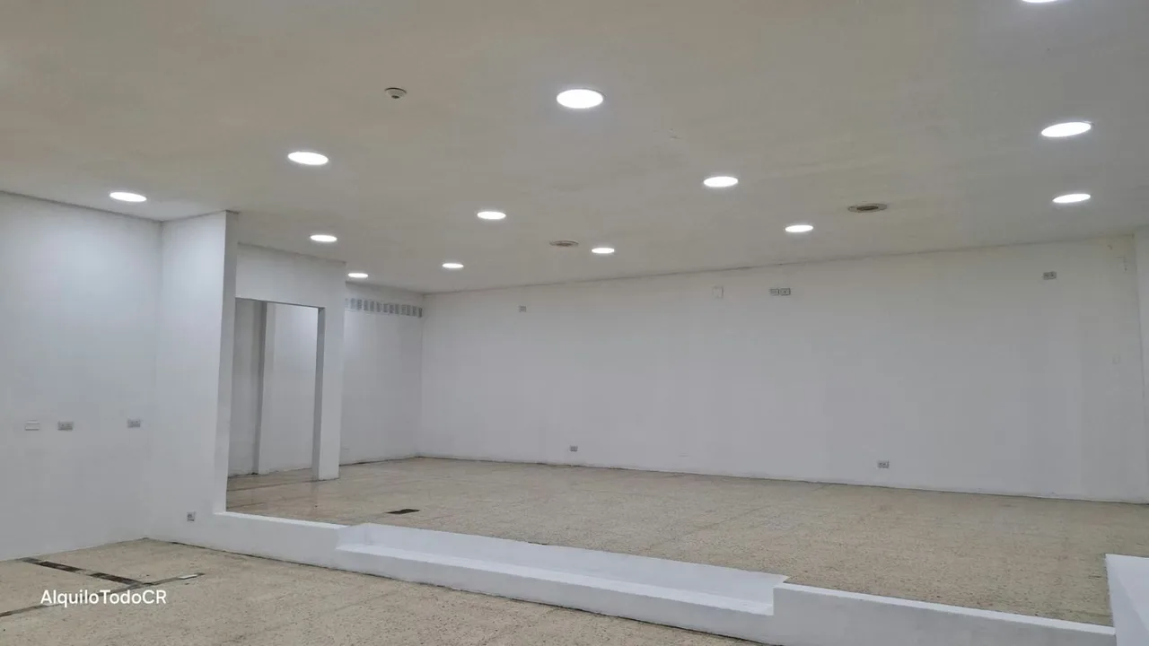 Descubre el espacio perfecto para hacer brillar tu marca. Con 240 metros cuadrados diseñados con paneles de cristal de piso a techo, este local ofrece una visibilidad inigualable en el ..., photo 10