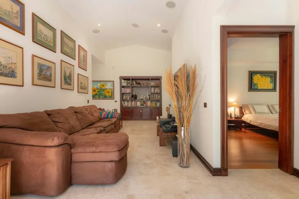 Ubicada en el exclusivo Condominio Jaragua, en Brasil de Mora, esta espectacular residencia ofrece el equilibrio perfecto entre privacidad, naturaleza y comodidad. Si sueñas con vivir ..., photo 3