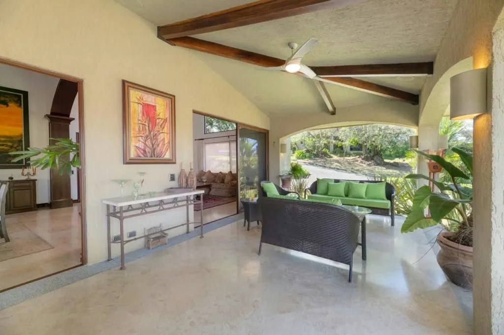 Ubicada en el exclusivo Condominio Jaragua, en Brasil de Mora, esta espectacular residencia ofrece el equilibrio perfecto entre privacidad, naturaleza y comodidad. Si sueñas con vivir ..., photo 7