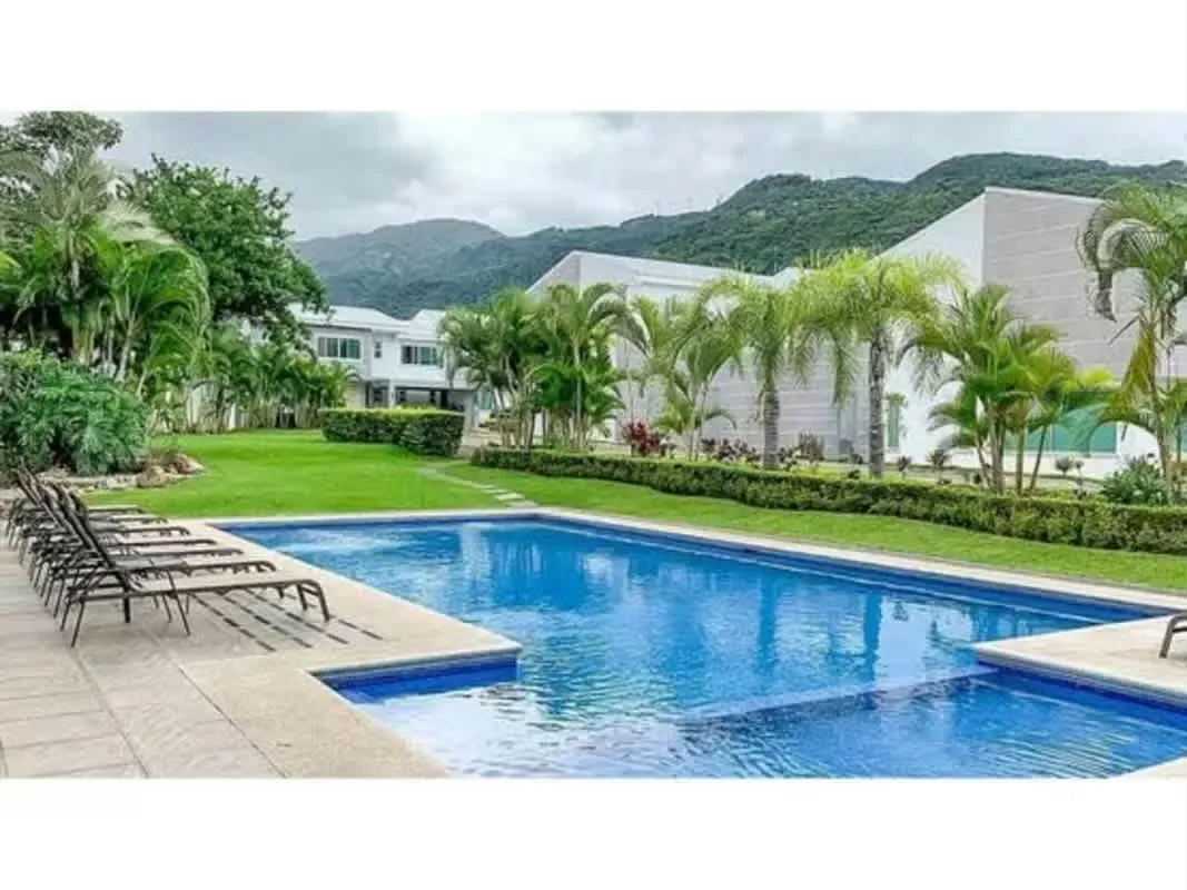 ALQUILER o VENTA de hermosa casa contemporánea en Santa Ana.