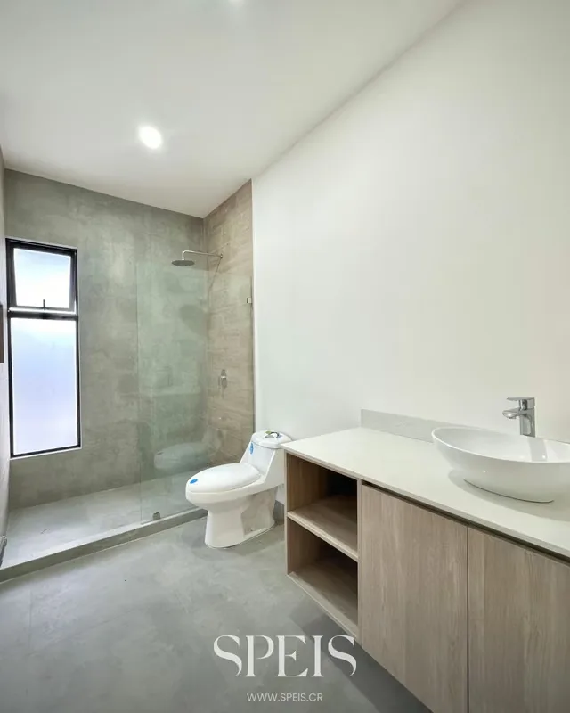 Ubicada en Condominio Hacienda Peraz, esta residencia de dos niveles amplios espacios y acabados contemporáneos, ideal para quienes buscan comodidad y seguridad en una de las zonas de ..., photo 2