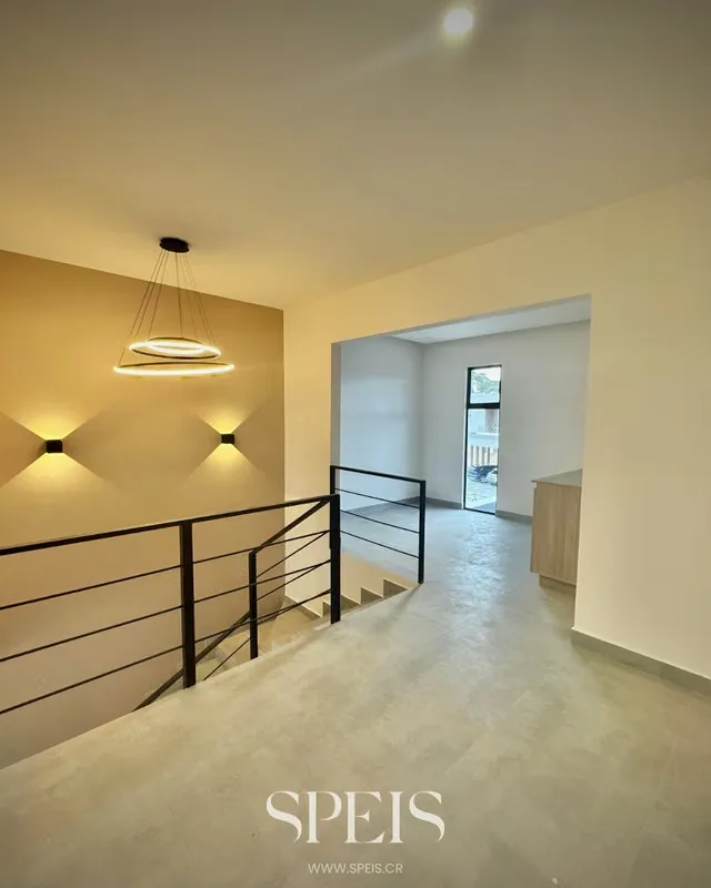Ubicada en Condominio Hacienda Peraz, esta residencia de dos niveles amplios espacios y acabados contemporáneos, ideal para quienes buscan comodidad y seguridad en una de las zonas de ..., photo 4