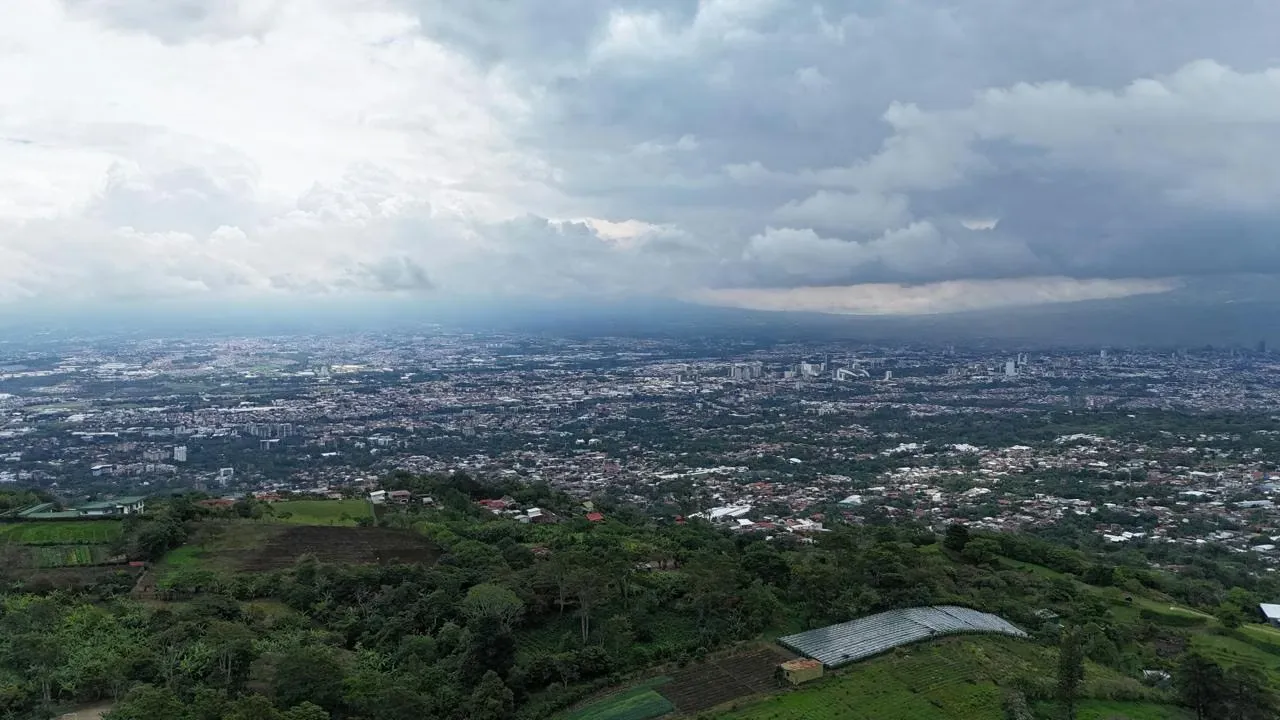 Sueñas de una casa en las montañas , con vistas en el valle central y las tranquilidades de las montañas , este terreno està hecho para ti !!!