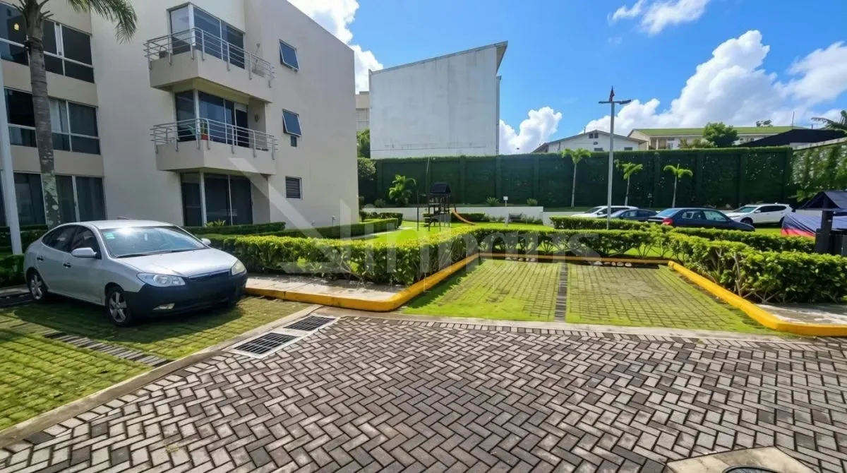Este apartamento en venta se ubica en Montes de Oca, San José, en un complejo de arquitectura moderna con amplias áreas verdes y zonas de estacionamiento. El edificio cuenta con un ...