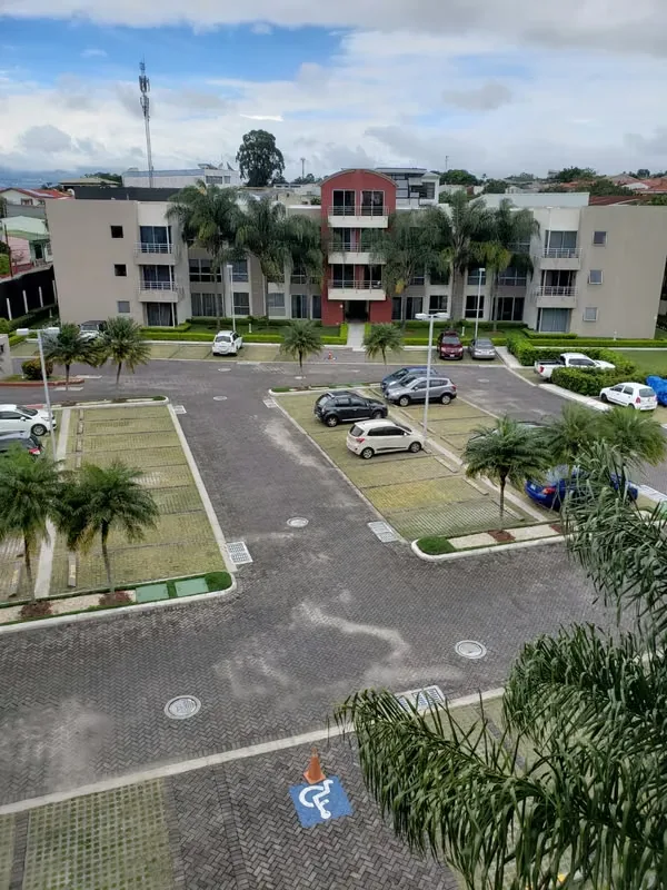 Este apartamento en venta se ubica en Montes de Oca, San José, en un complejo de arquitectura moderna con amplias áreas verdes y zonas de estacionamiento. El edificio cuenta con un ..., photo 2