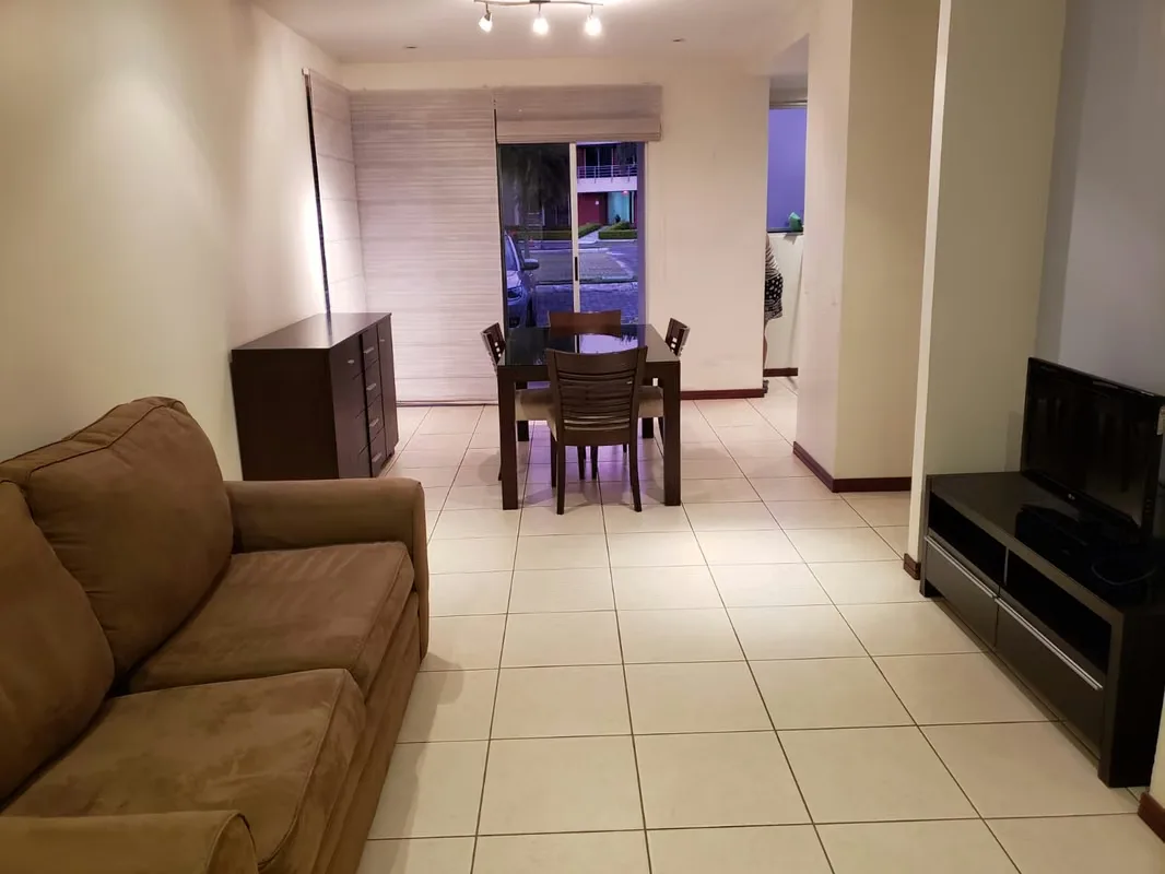 Este apartamento en venta se ubica en Montes de Oca, San José, en un complejo de arquitectura moderna con amplias áreas verdes y zonas de estacionamiento. El edificio cuenta con un ..., photo 3