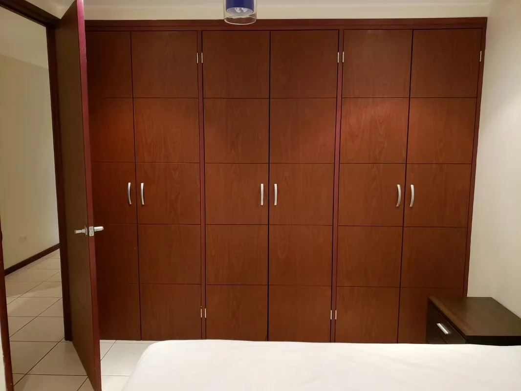 Este apartamento en venta se ubica en Montes de Oca, San José, en un complejo de arquitectura moderna con amplias áreas verdes y zonas de estacionamiento. El edificio cuenta con un ..., photo 5