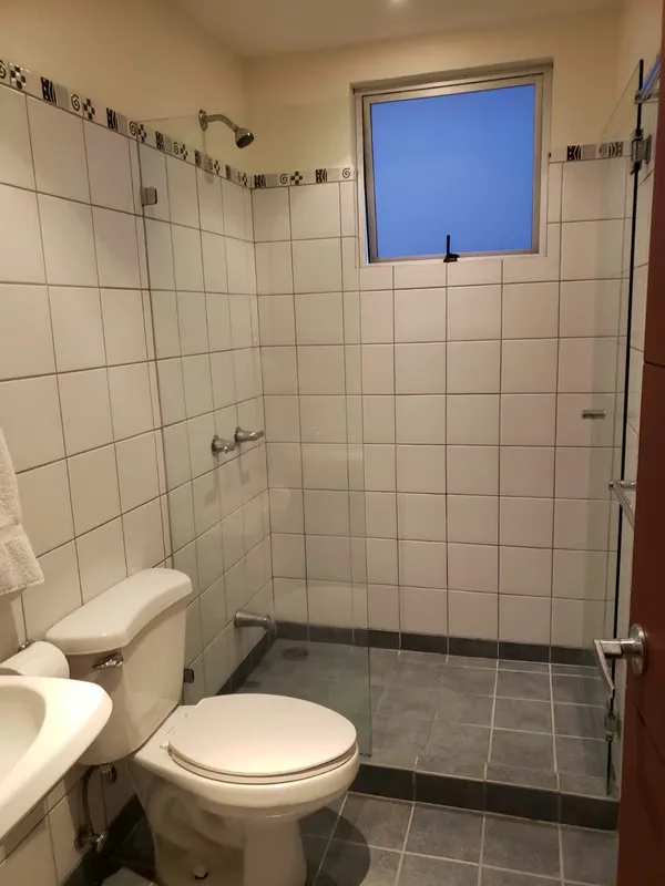 Este apartamento en venta se ubica en Montes de Oca, San José, en un complejo de arquitectura moderna con amplias áreas verdes y zonas de estacionamiento. El edificio cuenta con un ..., photo 6