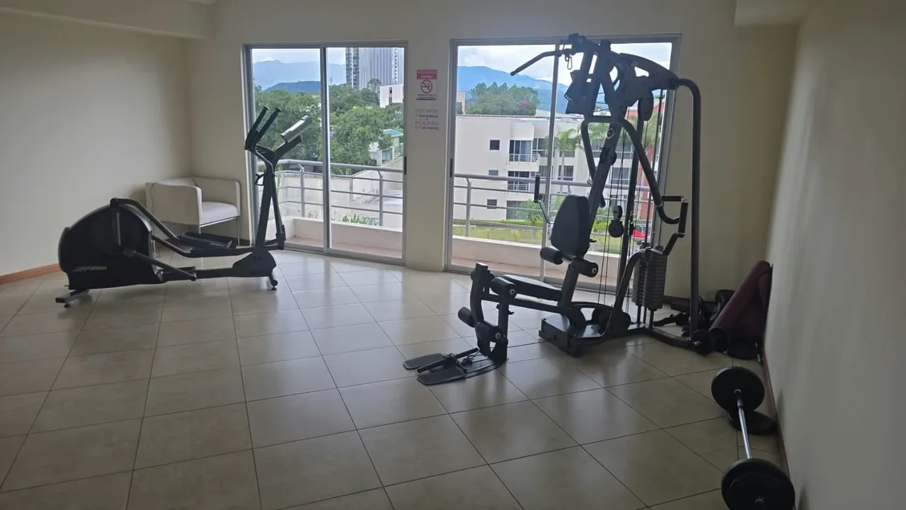 Este apartamento en venta se ubica en Montes de Oca, San José, en un complejo de arquitectura moderna con amplias áreas verdes y zonas de estacionamiento. El edificio cuenta con un ..., photo 7