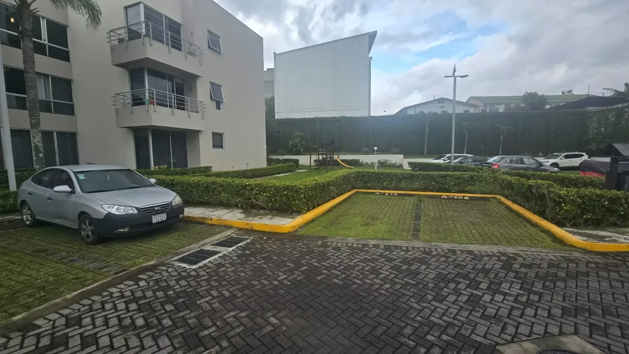 Este apartamento en venta se ubica en Montes de Oca, San José, en un complejo de arquitectura moderna con amplias áreas verdes y zonas de estacionamiento. El edificio cuenta con un ..., photo 8