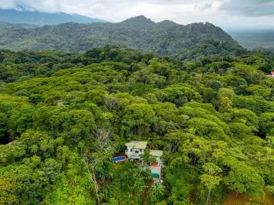 Casa con vista al mar en venta en Ojochal, con piscina y vistas a la selva., photo 2