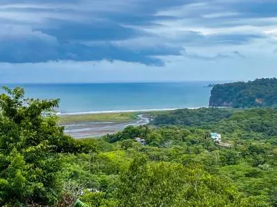 Casa con vista al mar en venta en Ojochal, con piscina y vistas a la selva., photo 9