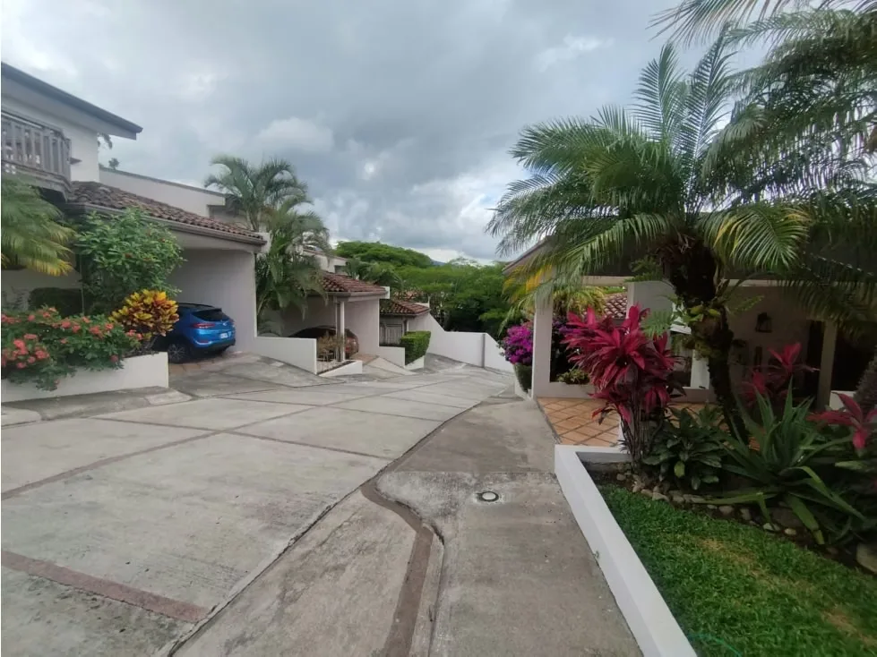 Se alquila esta hermosa casa que se encuentra en el condominio Lomas del Cielo en Guachipelín Norte y ofrece un diseño en varios niveles, con terrazas con espectaculares vistas, que ..., photo 7