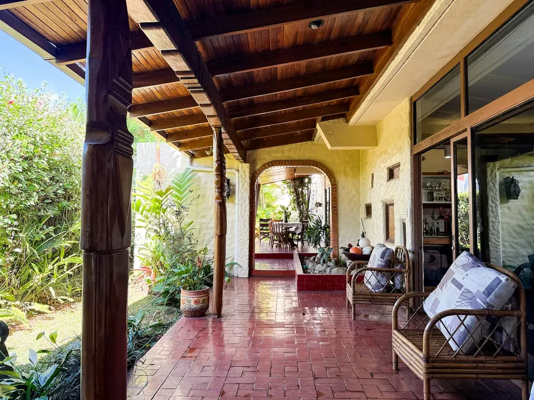 FOR SALE House on a corner lot overlooking the golf course – Cariari