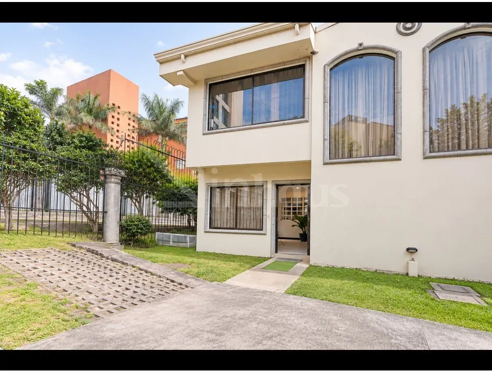 Casa en venta en Condominio cerca de Distrito 4